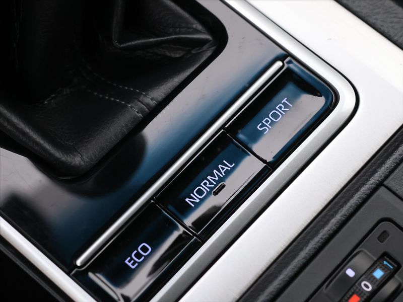 Toyota Land Cruiser 2,8 D-4D 150KW CZ 1.MAJ 4X4 - fotka 29 z 40