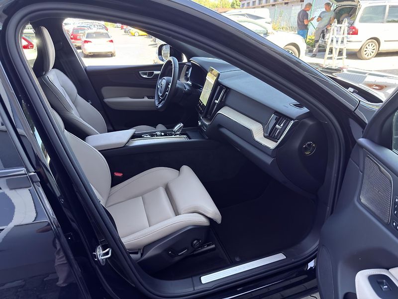 Volvo XC60 B5 AWD PLUS DARK // REZERVACE  - fotka 18 z 47