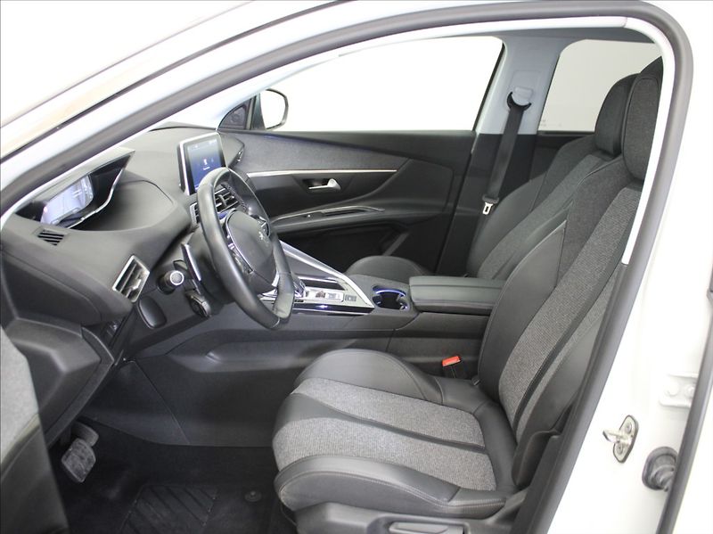 Peugeot 5008 1,5 HDi 96kW AT Allure PANO.7m - fotka 6 z 26