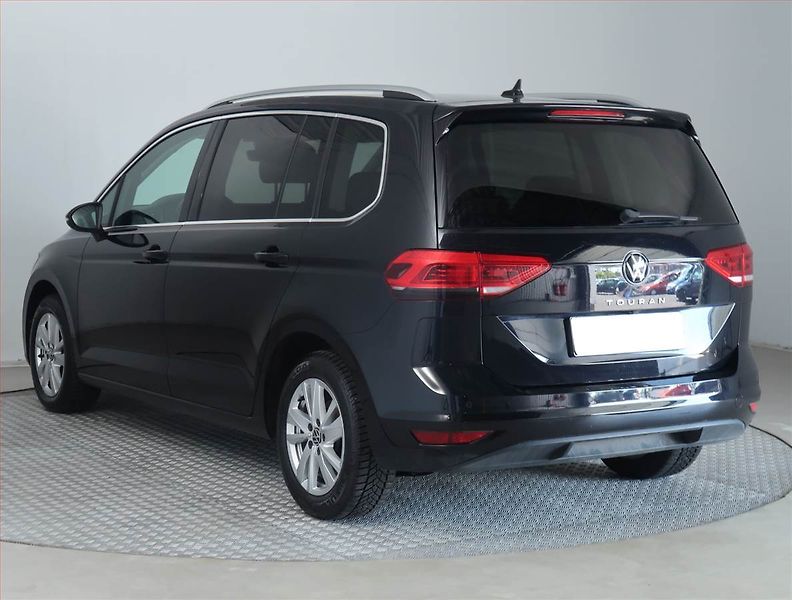Volkswagen Touran (2022) 1.5 TSI - fotka 4 z 21