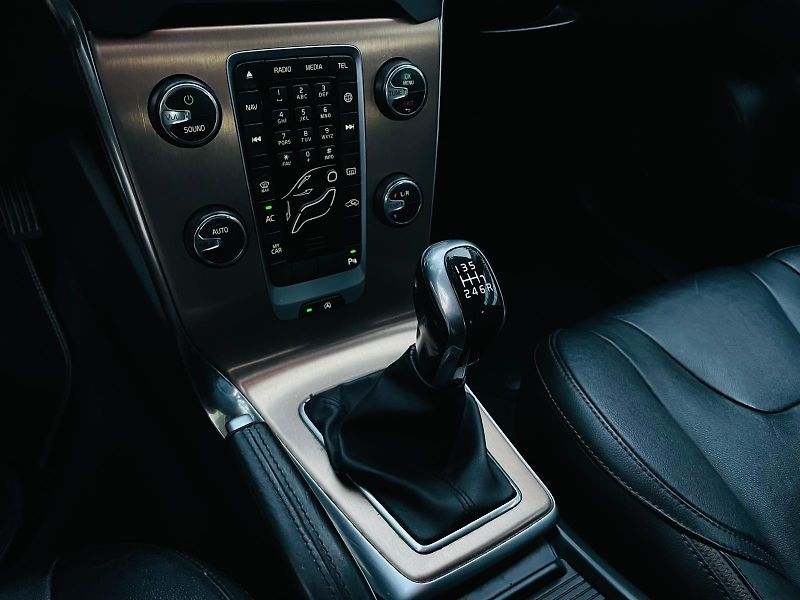 Volvo V40 2.0D3 MANUÁL CROSS SERVISKA  - fotka 35 z 43