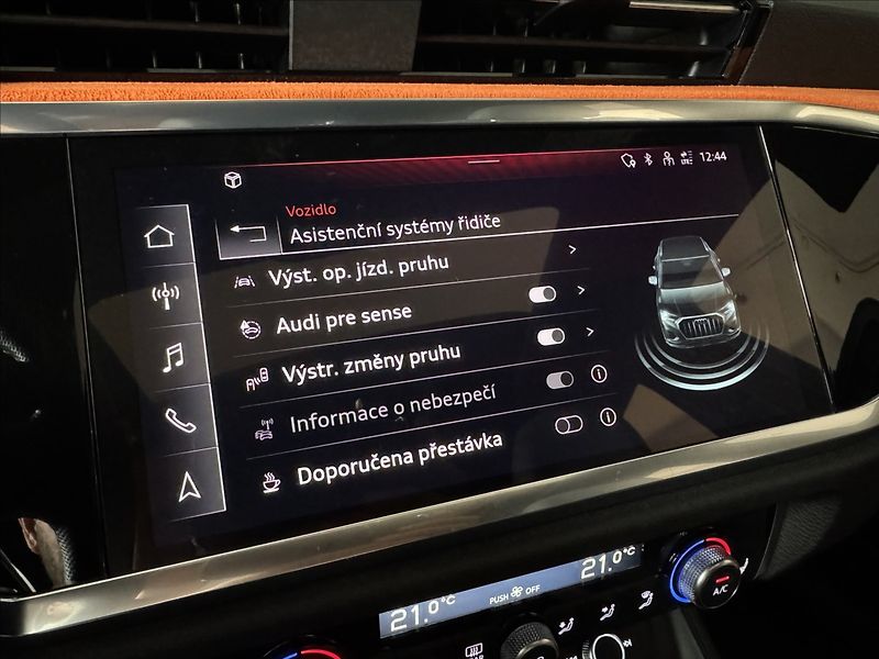 Audi Q3 2,0 TDi  S-Line Záruka LED Kam - fotka 31 z 45