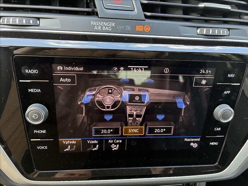 Volkswagen Touran 2,0 TDI ,7 MÍST,TAŽNÉ,KAMERA - fotka 24 z 35