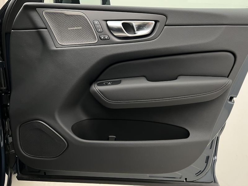 Volvo XC60 (2026) T6 AWD RECHARGE DARK PLUS AUT - fotka 7 z 45