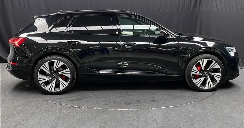 Audi Q8 e-tron 55 Q S-Line 360k Pano Tažné - fotka 3 z 23