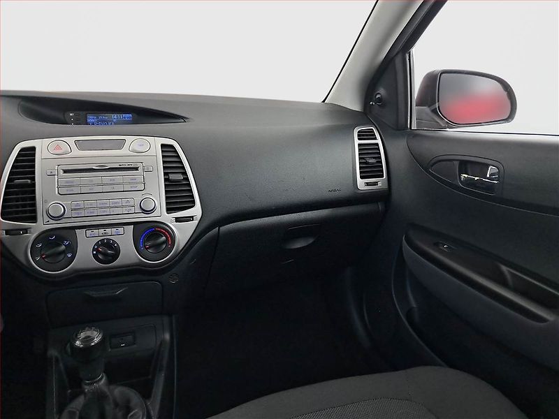 Hyundai i20 (2011) 1.2, v provozu - fotka 8 z 15