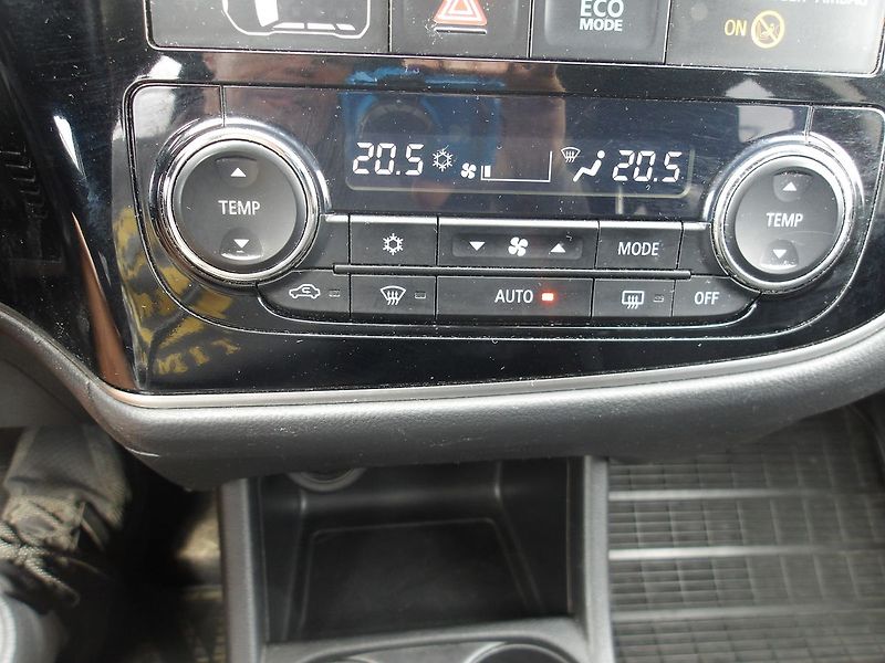 Mitsubishi Outlander 2,3DI-D 4x4 ČR 7 MÍST ! 2.MAJ. - fotka 29 z 39