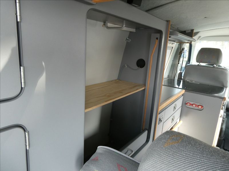 Volkswagen T5 California 2,5 TDi 96kW obytný vůz - fotka 22 z 49