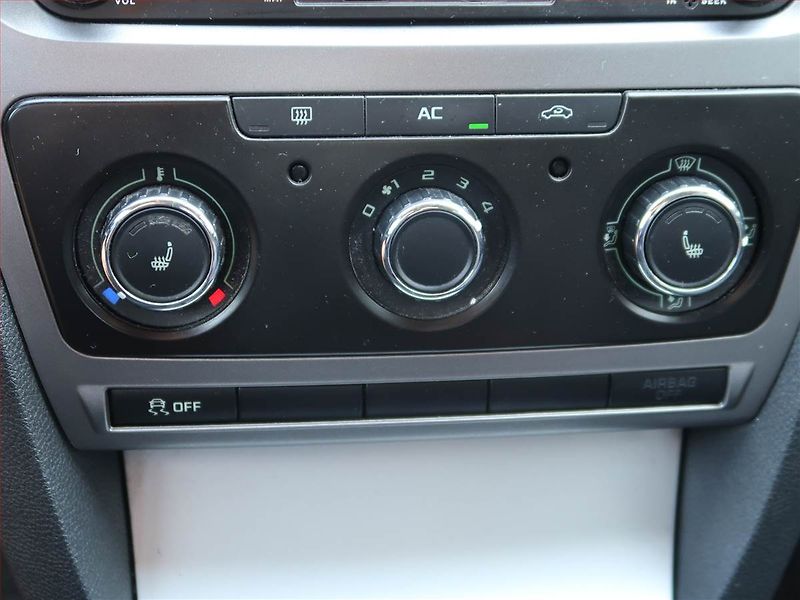 Škoda Octavia (2011) Ambiente 1.6 TDI, Tempomat - fotka 14 z 15