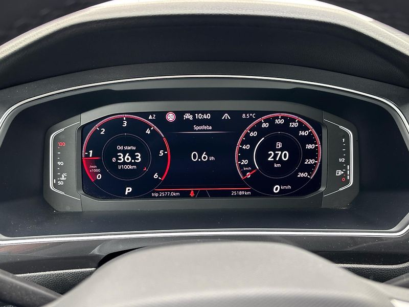 Volkswagen Tiguan R-LINE - fotka 11 z 29