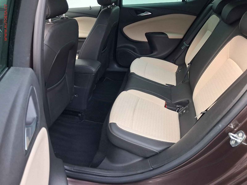 Opel Astra (2015) 1.4T, Innovation, LED, navi - fotka 10 z 19