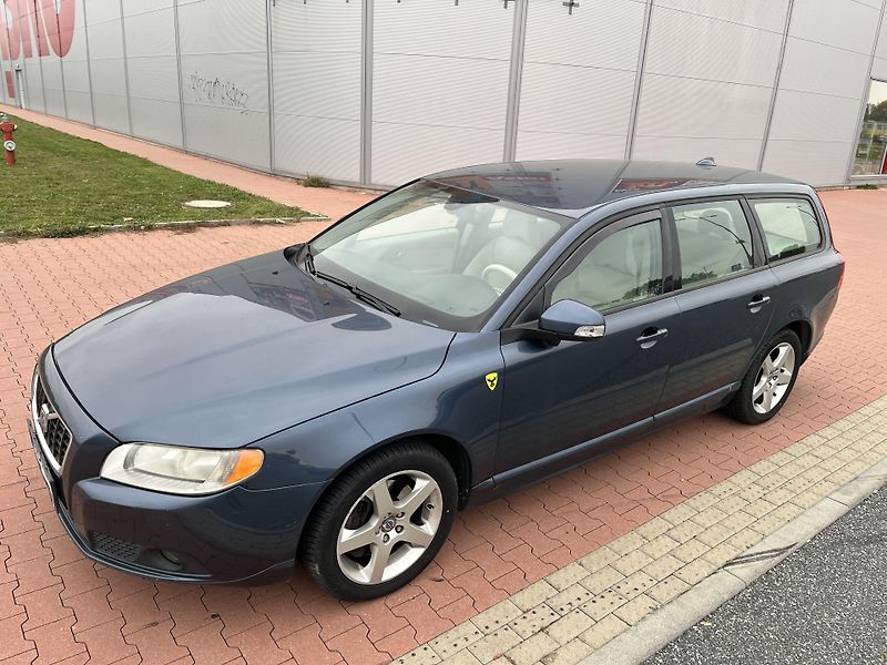 Volvo V70 2.4 D5 136 kW Automat - fotka 28 z 30