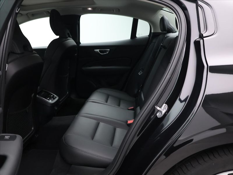 Volvo S60 2,0 B5 184kW AWD Ultimate Dark - fotka 14 z 29