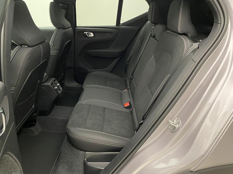 Volvo XC40 (2026) B4 AUT DARK PLUS - fotka 6 z 54