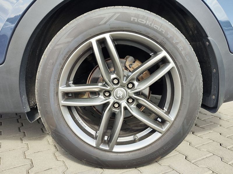 Hyundai Santa Fe 2.4 GDi/138kW Confidence 4x4 - fotka 28 z 31
