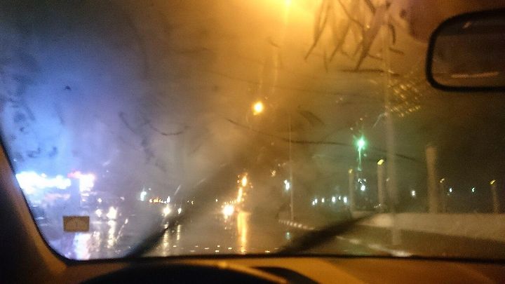 Opakované mlžení oken může upozornit na nadměrnou vlhkost v kabině, její příčinu je ale potřeba zjistit. Ilustrační foto../ Zdroj:AhmadElq / Wikimedia Commons, CC BY-SA 4.0.