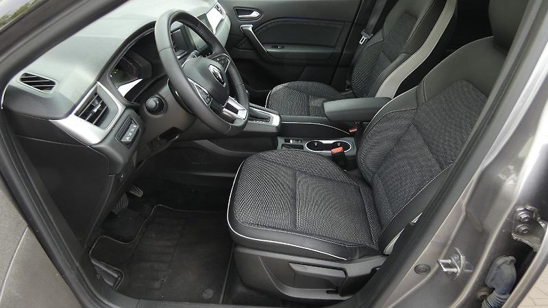 Renault Captur 1,3  TCe 140 Techno EDC - fotka 18 z 22