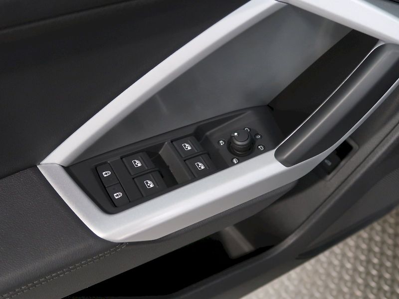 Audi Q3 (2023) S-LINE 1.5TSI 110KW AUTOMAT - fotka 34 z 39