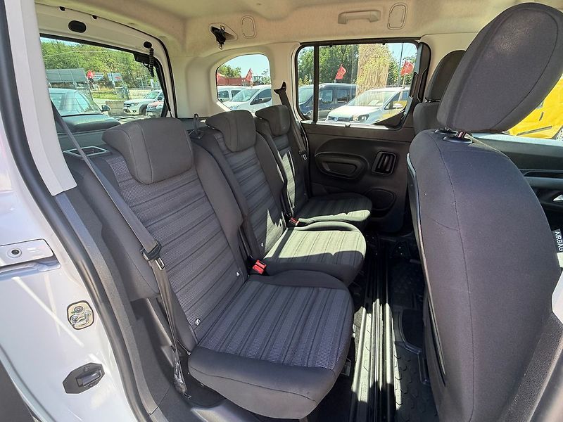 Opel Combo 1.2TURBO 81KW*ZADÁNO* - fotka 19 z 33