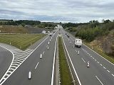 Mobilní zábrany už několik týdnů zpomalují řidiče na D3.