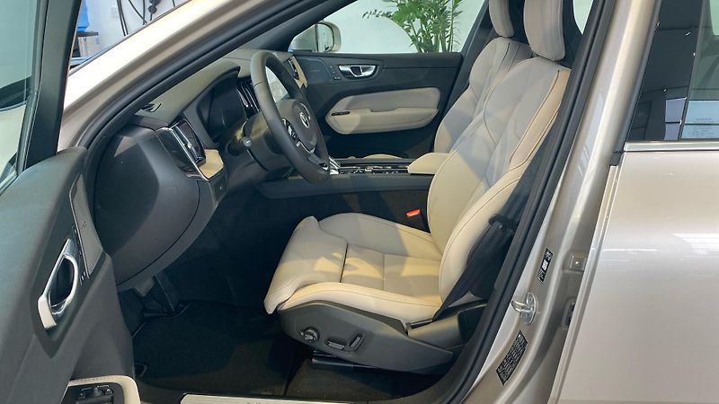 Volvo XC60 (2026) PLUS BRIGHT, B5 AWD, 184+10 kW - fotka 8 z 14