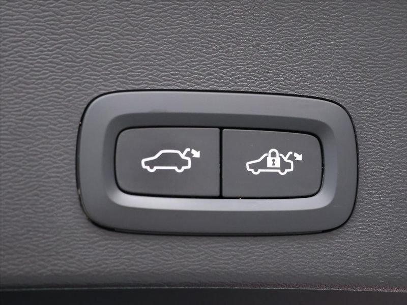 Volvo XC40 2.0 B3 120kW Core DCT CZ DPH - fotka 11 z 35