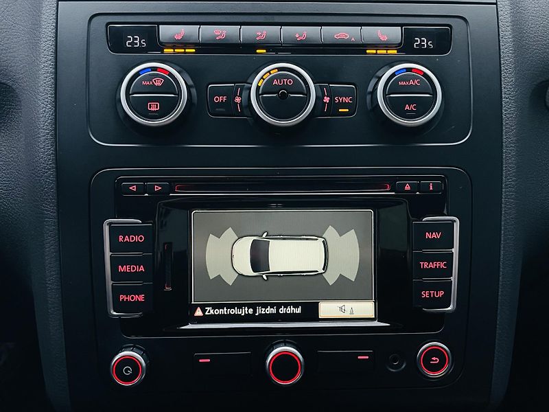 Volkswagen Touran 1.4TSI VÝHŘEV SERVISKA TAŽNÉ - fotka 38 z 43