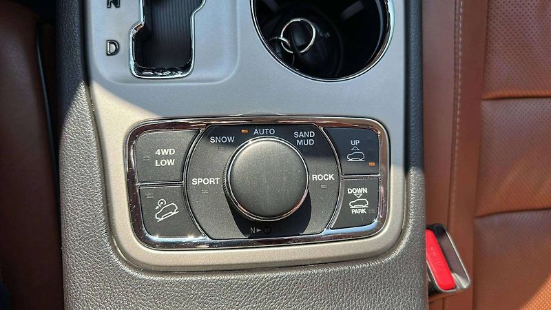 Jeep Grand Cherokee Overland Summit 3,0 CRD 177kW - fotka 19 z 34