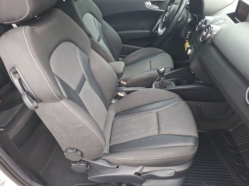 Audi A1 (2011) 1.2TFSi 63kW S-LINE -NOVÉ V ČR - fotka 16 z 34