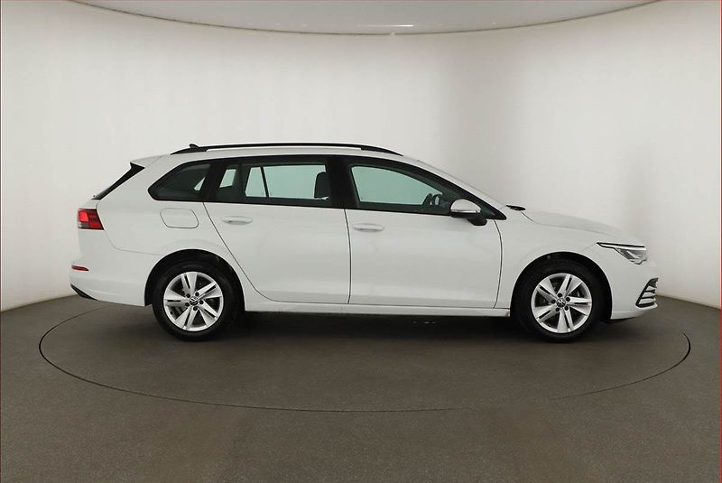 Volkswagen Golf (2024) Life 1.0 TSI - fotka 6 z 19