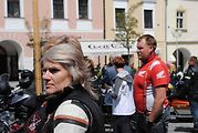 Třeboňské Masarykovo náměstí bylo motorkami doslova našlapané. Stovkám strojů požehnal tamní kaplan Jiří Kalaš.