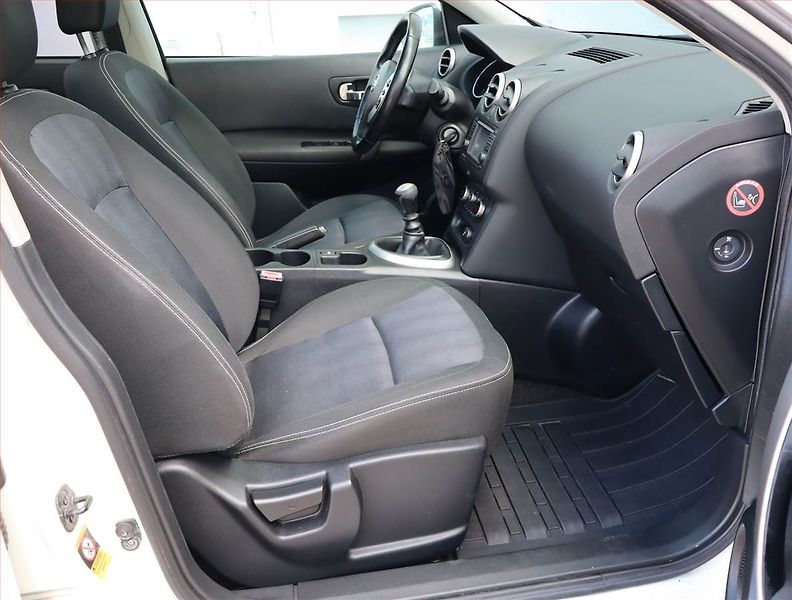 Nissan Qashqai (2012) 1.6 dCi, Navi, Tempomat - fotka 9 z 18