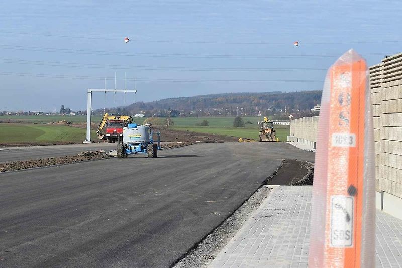 Křižovatka před Sadovou, tady bude konec otevřeného úseku od Hradce Králové.