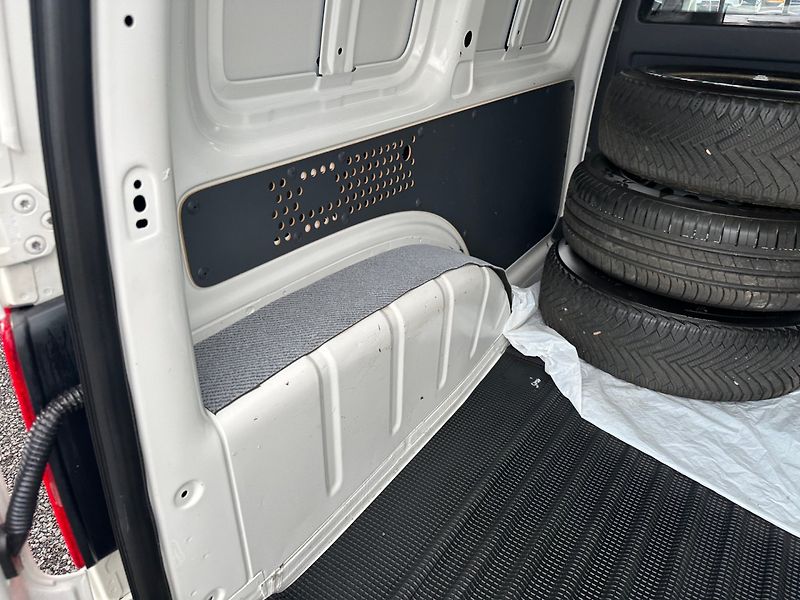 Volkswagen Caddy (2014) 1.6TDI 75kw  2-míst - fotka 13 z 30