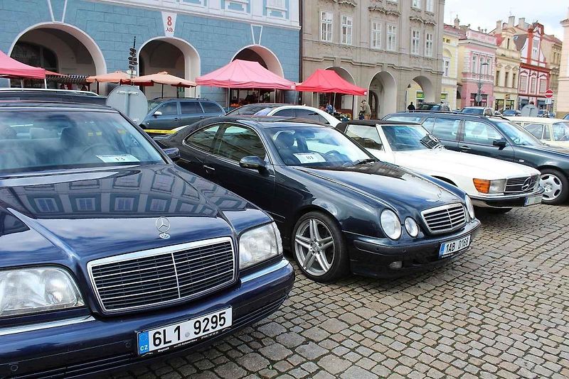 Sraz vozů značky Mercedes na Karlově náměstí v Kolíně.