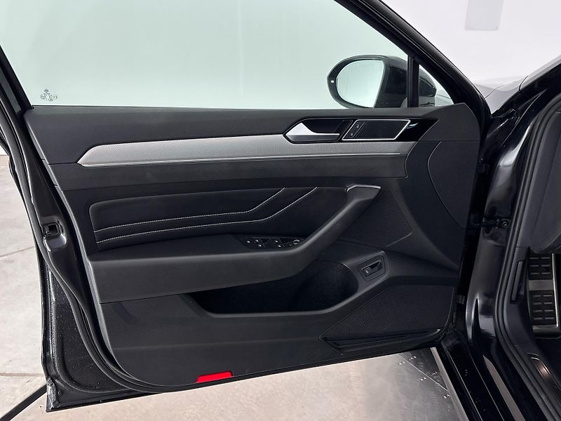 Volkswagen Passat R-LINE DSG - fotka 13 z 29