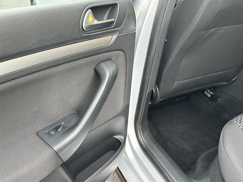 Volkswagen Golf (2012) KOMBI 1.6TDI/77kW *KLIMA*1.Maj - fotka 18 z 30