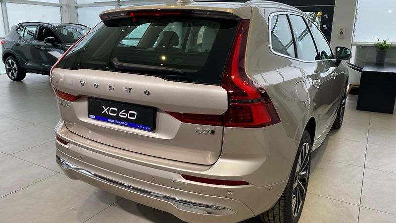 Volvo XC60 (2026) ULTRA BRIGHT, B5 AWD, 184+10 k - fotka 6 z 15