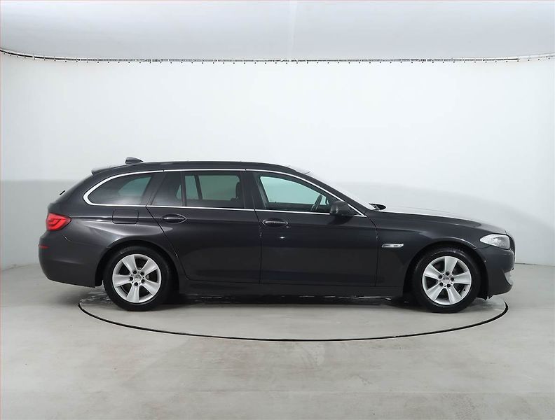 BMW Řada 5 (2013) 520d, Automat, Navi, Xenony - fotka 6 z 27