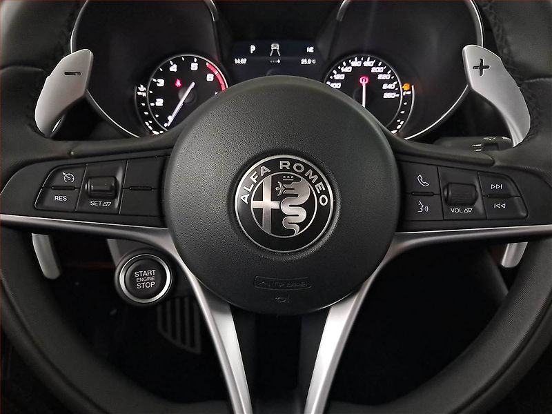 Alfa Romeo Giulia (2017) 2.0 Turbo - fotka 18 z 23