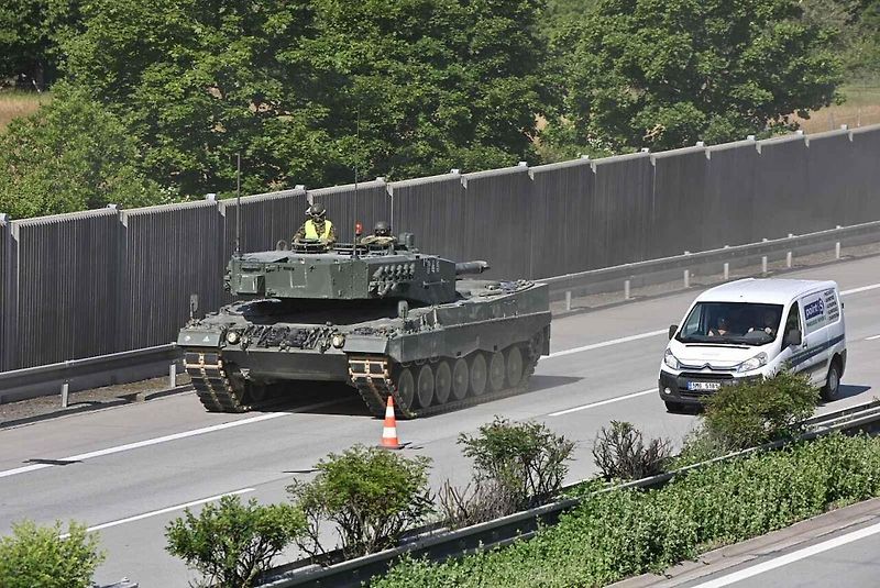První armádní výcvik přesunu tanků Leopard 2A4 na dálnici D35.