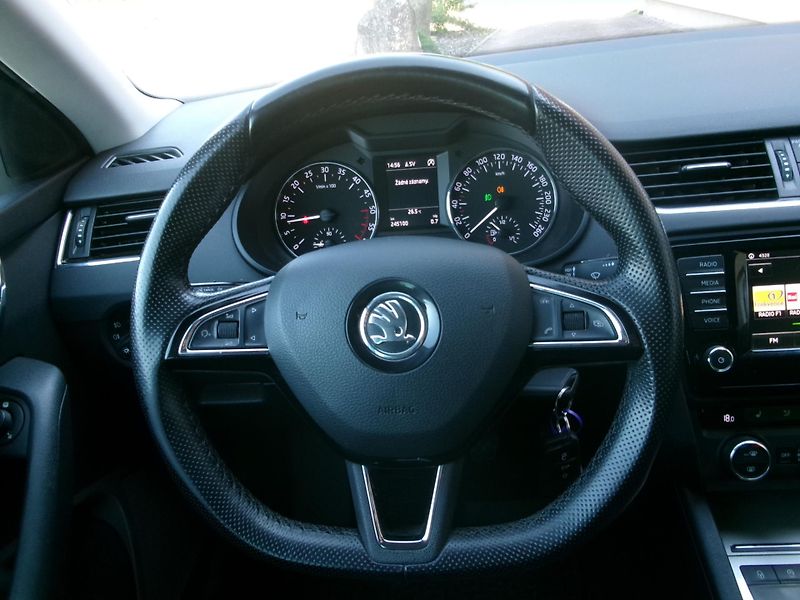 Škoda Octavia 2,0 TDI AUTOKLIMA - fotka 18 z 40