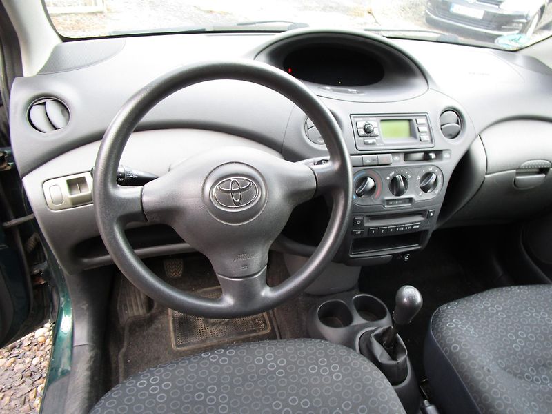 Toyota Yaris 1,0-48KW+NOVÝ OLEJ+FILTR - fotka 9 z 12