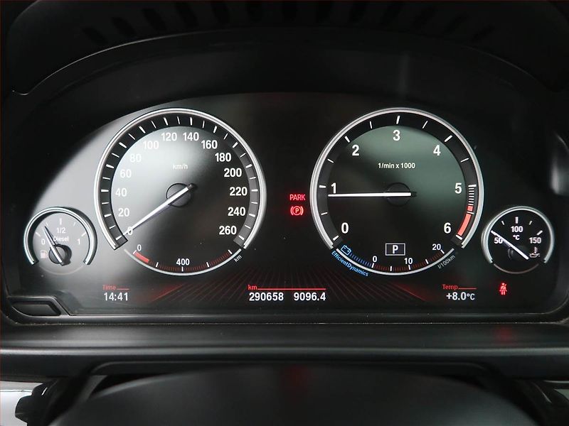 BMW Řada 5 (2012) Individual 525d xDrive, 4X4 - fotka 11 z 24