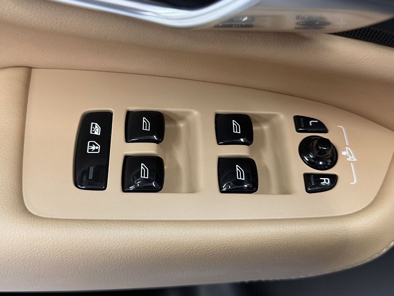 Volvo XC90 B6 AWD ULTIMATE BRIGHT, WEBAST - fotka 27 z 35