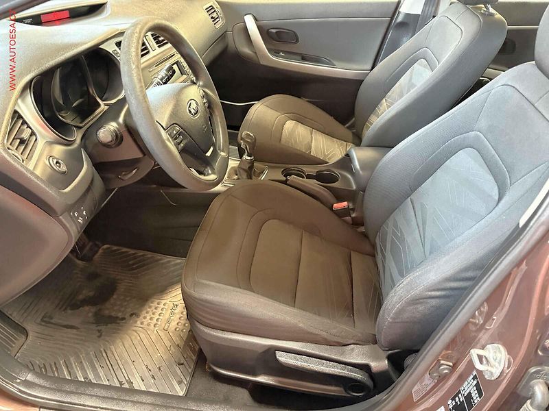 Kia Ceed (2013) 1.4i, ČR, servis.kniha, AC - fotka 9 z 14