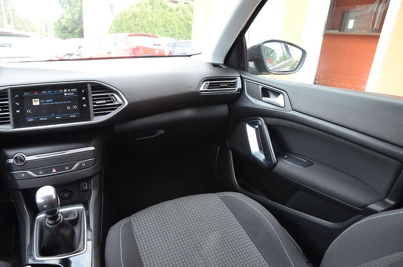 Peugeot 308 (2019) 1.5 HDi 96kW NAVI /STK 06/2028 - fotka 15 z 29