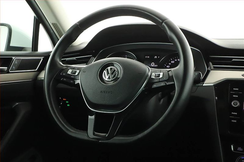 Volkswagen Passat (2018) R-Line 2.0 TDI, Automat, Kůže - fotka 8 z 20