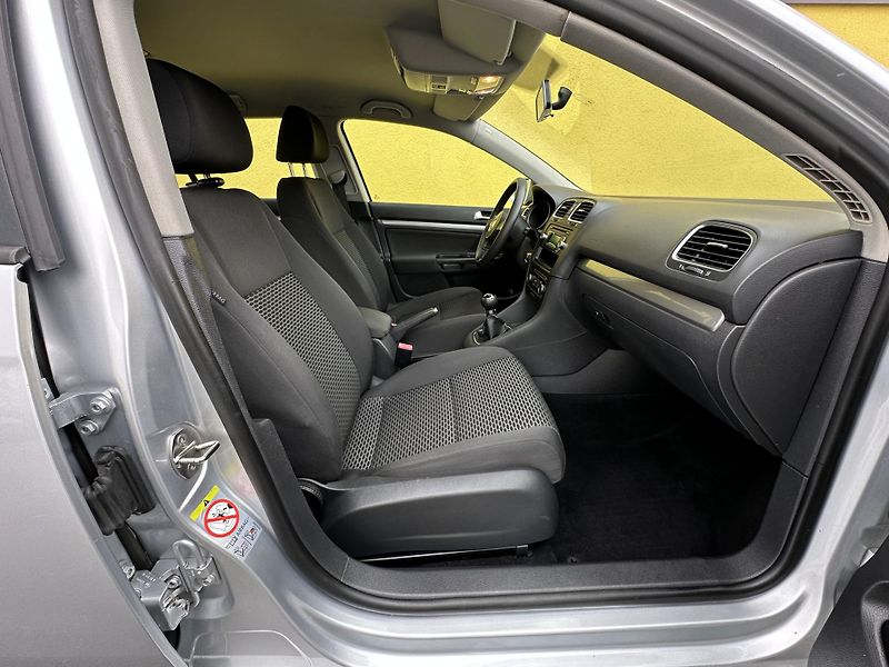 Volkswagen Golf (2012) KOMBI 1.6TDI/77kW *KLIMA*1.Maj - fotka 14 z 30