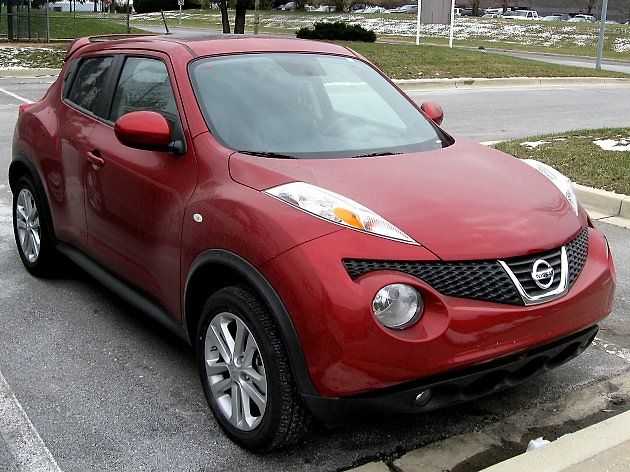 Nissan Juke rozdělil přední světla do několika úrovní. Kontroverzní vzhled mu ovšem nezabránil v prodejním úspěchu., zdroj: IFCAR, Wikimedia Commons, volné dílo.